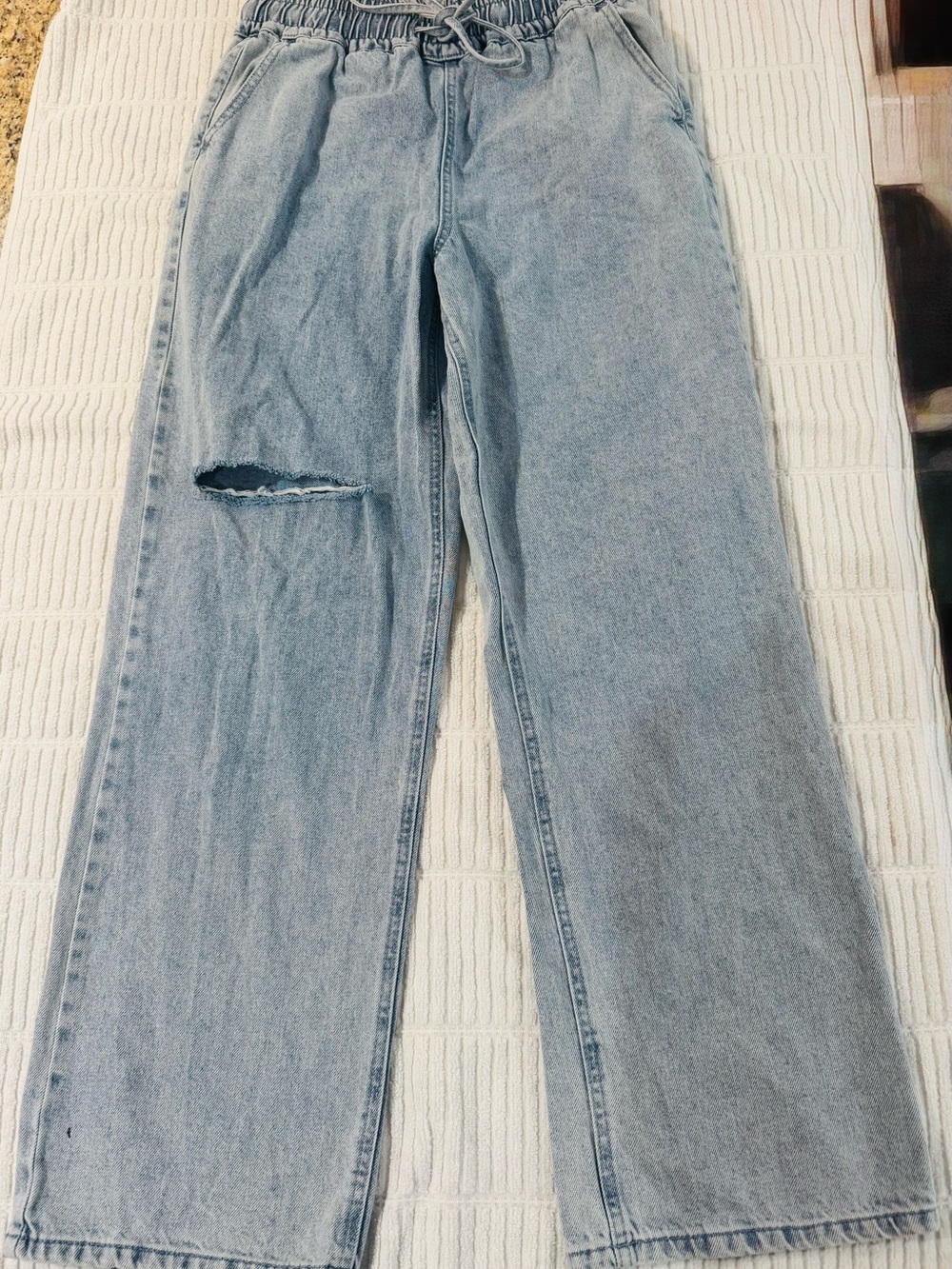 Forever 21 Paperbag Waist Drawstring
Jeans Women's Size 26 Light Wash
Distressed